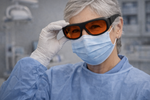Gafas dentales con filtro naranja en Madrid diseñadas para proteger la vista en clínicas dentales