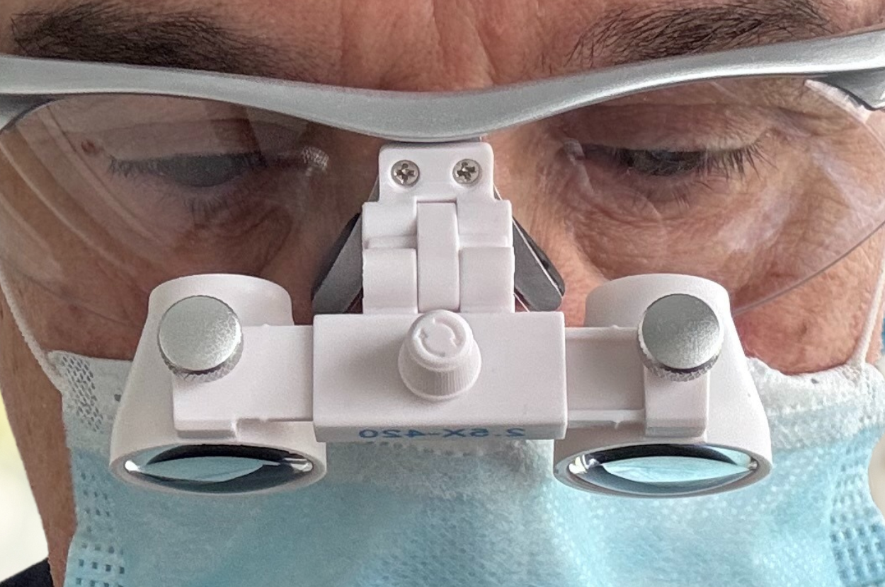 Lupas dentales Sport Flip-Up con diseño deportivo para dentistas
